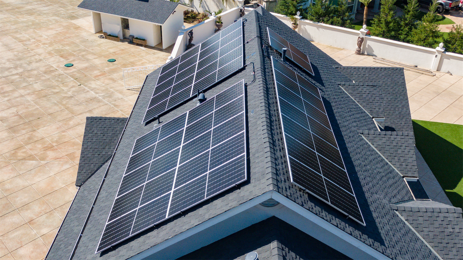 Areal view of a house with solar panels on it.